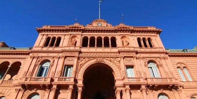 Endurecen los requisitos para periodistas en Casa Rosada y exigen código de vestimenta