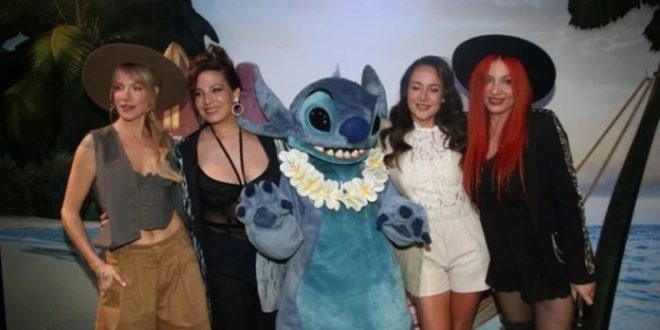 ¡Reencuentro! Bandana brilló en la premiere de Lilo & Stitch