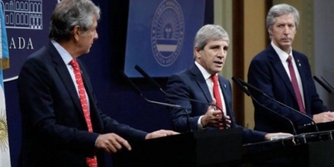 Caputo presentó un plan para «sacar los dólares del colchón»