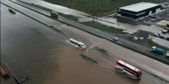 Dos micros que salieron de Rosario quedaron varados por el temporal en ruta 9