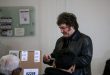 Milei votó en Almagro y protagonizó momentos incómodos con un fiscal de mesa y la prensa