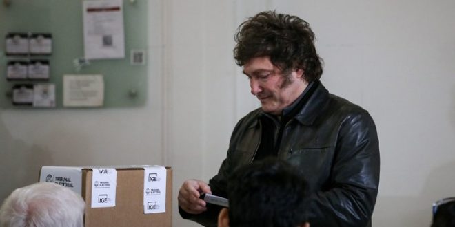 Milei votó en Almagro y protagonizó momentos incómodos con un fiscal de mesa y la prensa